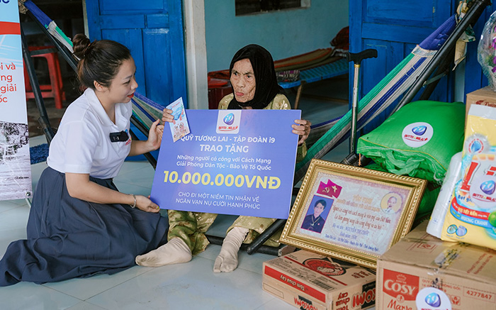 Biểu tượng khách hàng là trung tâm, thể hiện sự tận tâm của Kubet777 trong dịch vụ khách hàng.